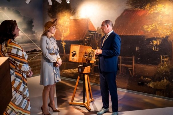 Frank van den Eijnden vertelt koningin Maxima over de Van Gogh initiatieven bij de opening van Van Gogh Village Museum 